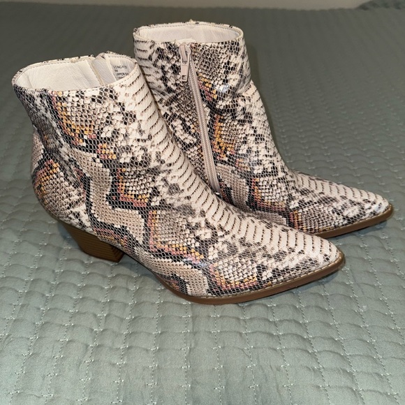 COCONUTS BY MATISSE Snake Print Heeled Booties Size 8M GUC - Picture 2 of 9